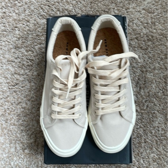 NWT New Republic Madison Canvas Sneaker - size 7 - Picture 1 of 6